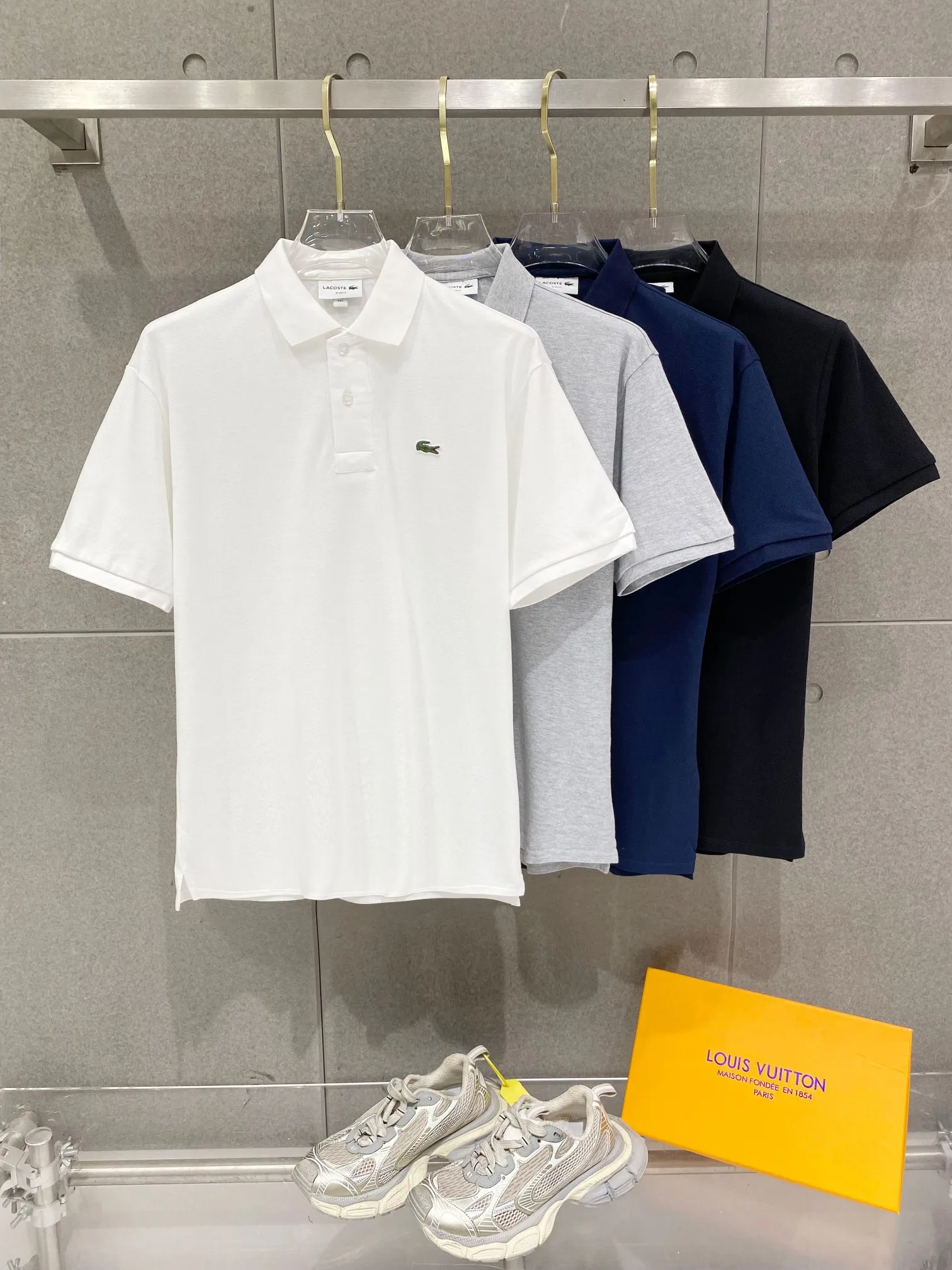 2026 Spring and Summer Official website synchronization Mature men Light mature men Favorite style Classic Versatile business casual Polo collar T-shirt Made of imported beaded cotton fabric, comfortable and breathable, delicate texture, super soft and skin-friendly! Lapel design, absolutely crisp and handsome fit! The sewing process with this density is absolutely meticulous in handling details! Skin-friendly and smooth to the touch, it is a perfect combination of comfort and breathability! The fabric properties are all excellent! Full of high-end feel! Simple and elegant design, Versatile is extremely wearable! All three standards! It is highly recommended to buy it, and you will never see a style like this outside! Size:M-2XL
